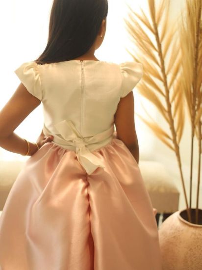 صورة فستان سهرة أنيق مزين بالؤلؤ على الصدر ونفاش لحمي